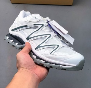 Chaussures de loisirs de plein air Luxury-Lite XT-Quest - Coloris blanc et gris - Soutien stable pour la randonnée en montagne et le jogging - Product Image 1