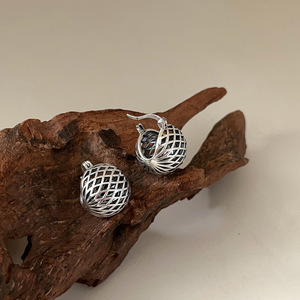 Pendientes de Plata de Ley S925 con Diseño Retro de Cesta y Bola Hueca para Uso Diario de Mujer - Product Image 4