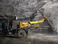 Foreuse rotative diesel haute performance pour carrières et mines, avec moteur à couple élevé et roulement de boîte de vitesses pour forage de tunnels et de puits.