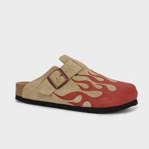 Mules in morbida pelle scamosciata di vacchetta <span class=keywords><strong>con</strong></span> stampa fiamma rossa personalizzata, unisex, <span class=keywords><strong>con</strong></span> supporto plantare e suola in <span class=keywords><strong>sughero</strong></span>. - Product Image 2