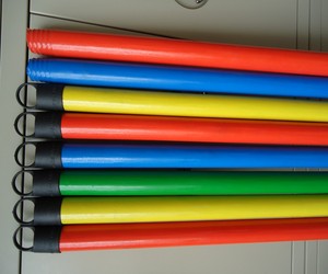 Manche de balai en bois naturel de remplacement, avec revêtement en <span class=keywords><strong>film</strong></span> PVC de couleur personnalisable pour designer - Product Image 2