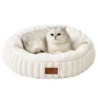 Coussin pour animaux de compagnie en fausse fourrure à capuche pour chat et petit chien, forme de beignet, anti-anxiété, lavable en machine, base antidérapante (23236 Crème)