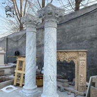 Colonnes en marbre blanc, style grec romain, sculpture sur pierre naturelle, décoration de bâtiment BLVE Construction.