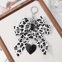 Porte-clés et pendentif de sac rétro, élégant et classique, en cuir multicolore à motif léopard, avec nœud, note de musique et pendentif cœur