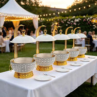 Nouveau design de luxe, plat de service chauffe-plats en acier inoxydable blanc et or de 8 L avec couvercle suspendu pour mariage et réceptions
