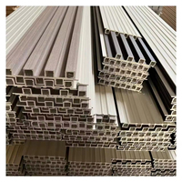 Vente en gros Panneau de plafond mural en composite bois plastique cannelé Panneau de persienne décoratif extérieur en bois composite