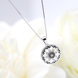Colgante de Medallón Floral de Filigrana de Oro Sólido 9K/14K/18K Artesanal con Diseño Intrincado de Rejilla para Joyería de Lujo Diaria - Product Image 5