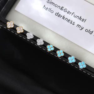 Pendientes Pequeños Minimalistas de Plata de Ley 925 con Trébol de Cuatro Hojas y Circonita Cúbica, Regalo de Joyería para Mujer - Product Image 1