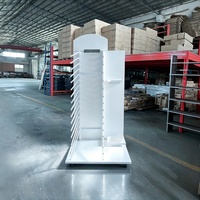 Étagère de présentation autoportante à plusieurs niveaux avec supports métalliques
