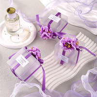 Boîte à dragées carrée indienne en plastique givré violet 6x6x6cm, vente en gros directe d'usine, avec fleurs, par les fournisseurs de Yiwu