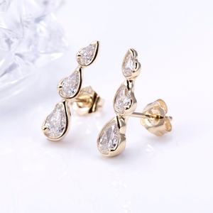 ต่างหูทองคำ 9k สีเหลือง ประดับเพชรแล็บทรงลูกแพร์ ต่างหูผู้หญิง - Product Image 1