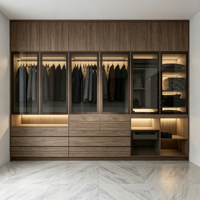 Armoire sur mesure en bois massif de luxe moderne pour toute la maison, avec porte vitrée, placard intégré, coiffeuse intégrée et éclairage LED