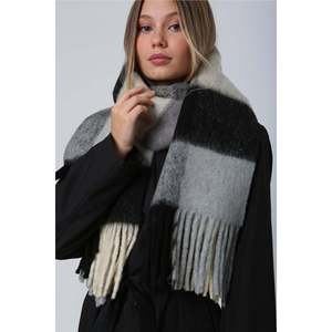 Écharpe d'hiver chaude et douce avec de larges franges - Écharpe rayée blanc crème, noir et gris Sal1270 - Gris - Product Image 5