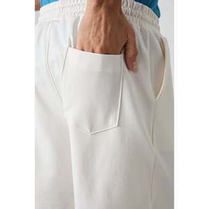 Shorts pour homme en coton épais, doux et texturé, coupe confortable, couleur écru - 81274 - Product Image 4