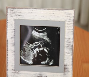 Cadeaux de nouvelle maman L'amour au premier battement de coeur-Cadre photo à ultrasons pour bébé en bois blanc - Product Image 3