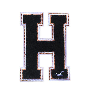 Patch lettre H Liwang à thermocoller en feutre non tissé polyester pour vêtements - Product Image 1