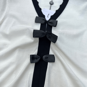 Blusa Casual de Punto para Mujer, Blanca, de Manga Corta, con Ribete Negro y Detalle de Lazo, Cuello en V - Product Image 5