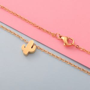 Nouveau Collier Personnalisé en Acier Inoxydable Plaqué Or 18K PVD Anti-ternissement avec Breloque Cactus, Vente en Gros - Product Image 2