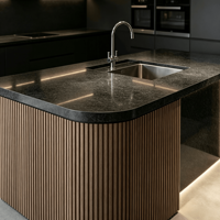 Ensemble d'armoires de cuisine modernes de luxe sur mesure, îlot en contreplaqué cannelé incurvé, évier, éclairage LED, finition mate foncée, robinet sans poignée, charnière