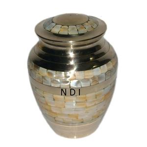 Urnes de crémation commémoratives design élégant urnes de cercueil en métal en laiton pour le corps humain fournisseur de cendres adultes de l'Inde - Product Image 1