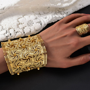 Vente en gros de bijoux éthiopiens personnalisés à la mode, bracelets joncs en or plaqué 18 carats avec entrelacement creux, ensembles de bagues pour femmes - Product Image 1