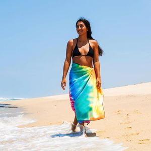 Serviette de plage en microfibre surdimensionnée à séchage rapide, imprimée sur mesure style tropical, anti-sable et par sublimation pour la promotion sportive - Product Image 4