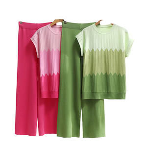 Ensemble deux pièces en tricot pour femmes, haut à manches courtes dégradé et pantalon large, tenue décontractée, vente en gros - Product Image 4