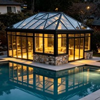 Pérgola de aluminio con lamas motorizadas, eléctrica, impermeable y personalizada para exteriores, con puerta de vidrio para patio de villa.