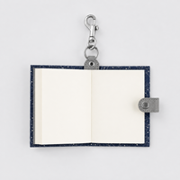 Carnet A7 personnalisé LABON avec couverture marine, motif constellation lune et étoiles, dos en cuir, fermeture à pression et clip mousqueton argenté