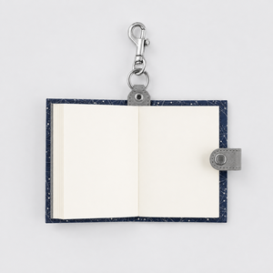 Carnet A7 personnalisé LABON avec couverture marine, motif constellation lune et étoiles, dos en cuir, fermeture <span class=keywords><strong>à</strong></span> pression et clip mousqueton argenté - Product Image 2