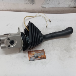 Bagger teile PC200-5 PC200-6 PC200-7 PC200-8 PC220 PC240 PC300 PC100 Hydraulisches Pilot ventil 702-16-0165 Joystick-Steuer hebel - Product Image 2