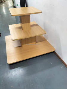 Table d'exposition carrée en bois HIKUYA, écologique, durable, 3 niveaux, taille et couleur personnalisables pour les magasins de détail - Product Image 4