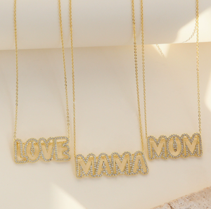 Collana con Ciondolo LOVE/MAMA/MOM in Zirconi Placcati Oro 18k, Gioiello di Lusso per la Festa della Mamma - Product Image 4