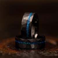 Vente en gros d'alliances de fiançailles plaqué noir IP pour hommes et femmes Bague en carbure de tungstène martelé avec incrustation d'opale bleue