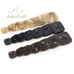 Boutons en résine <span class=keywords><strong>pas</strong></span> chers à motif carré simple à quatre trous pour costumes, manteaux, pulls et cardigans pour hommes et femmes - Product Image 1
