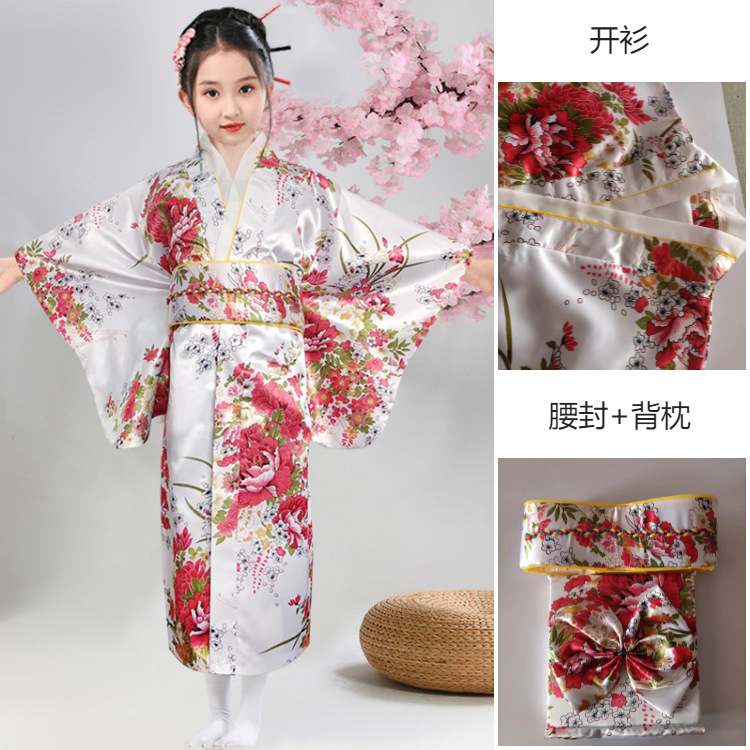 Japanse Meisjes Die Met Kimono Onder De Boom Van Kersenbloesems Lopen