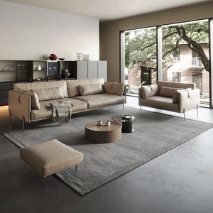 Sofá Individual Minimalista Italiano de Cuero Genuino con Patas Metálicas para Sala de Estar, Diseño Nórdico Moderno, de Patas Altas y Móvil - Product Image 1