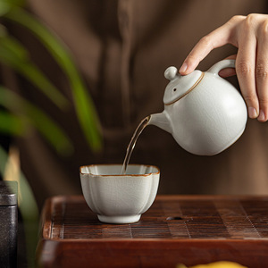 Taza de Porcelana Ru Ware Heaven And Earth, Forma Irregular, Borde con Incrustaciones de Oro, Taza Maestra para Té Kung Fu - Product Image 2