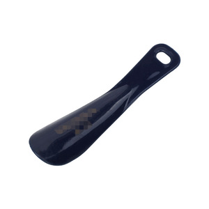 Calzador de Plástico Yingte, Estilo Corto, Pequeño y Portátil para Uso Doméstico, Ayuda para Calzarse Zapatos - Product Image 3