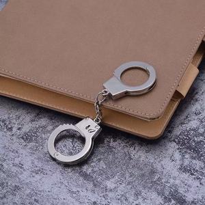 Mini porte-clés en métal tendance, porte-clés fantaisie en alliage de dessin animé avec accessoires amusants, mousqueton pour clés - Product Image 3