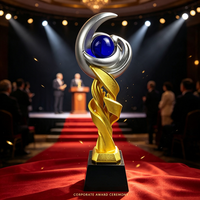 Trophée personnalisé en résine et métal, design lune or et argent avec boule de cristal bleue, récompense d'entreprise gravable pour cérémonie d'hommage d'équipe