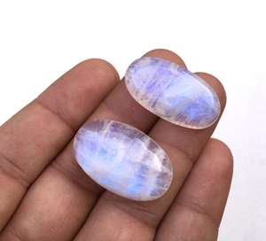 พลอยมูนสโตนสีรุ้งธรรมชาติคุณภาพสูง 2 ชิ้น รูปทรงวงรีเรียบ สีขาว แบบหลวม ขายส่ง - Product Image 3