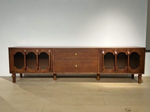 Meuble TV de salon en bois massif, style rétro mi-siècle, avec portes à panneaux surélevés et centre de divertissement à rabat - Product Image 3