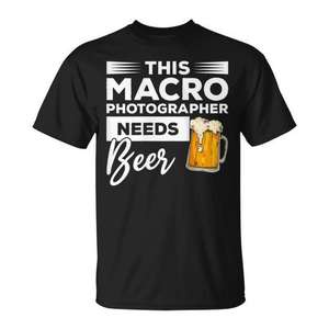 Este macrofotógrafo necesita una camiseta con diseño de humor fotográfico sobre cerveza - Product Image 1