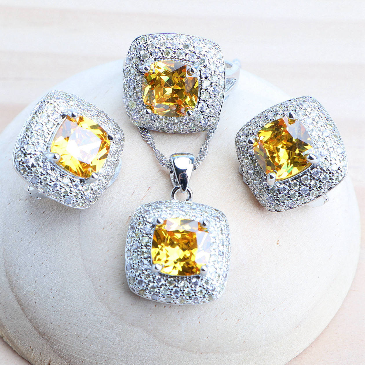 สีเหลือง