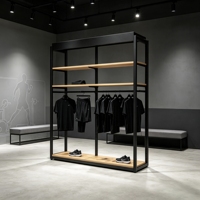 Isla de Exhibición Versátil de Metal Negro y Madera con Estantes Superiores, Barra para Colgar y Base para Zapatos, Ideal para Tiendas de Ropa Deportiva y Casual