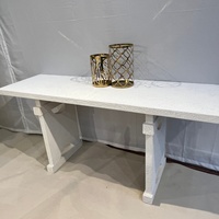 Tables consoles tendance minimalistes pour salon et hôtel, finition ciment blanc rugueux et irrégulier, cadre en bois