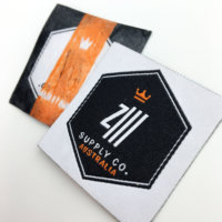 Étiquettes adhésives thermocollantes pour vêtements, logo personnalisé, étiquette tissée en damassé pour vêtements