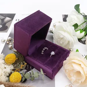 Caja de terciopelo de plástico con logotipo personalizado, embalaje de joyería para boda, caja de anillo doble púrpura