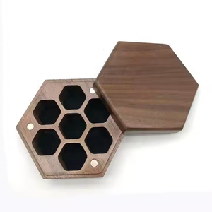 Boîte à dés en bois <span class=keywords><strong>de</strong></span> noyer noir naturel <span class=keywords><strong>pour</strong></span> jeux <span class=keywords><strong>de</strong></span> rôle Dungeons and Dragons (D&D) avec couvercle magnétique robuste - Product Image 2